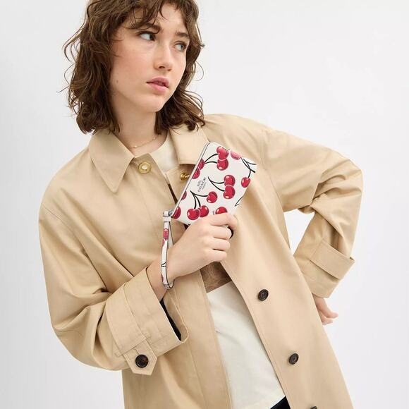 NWT 🍒 Corner Zip Wristlet With Cherry Print - Picture 3 of 13